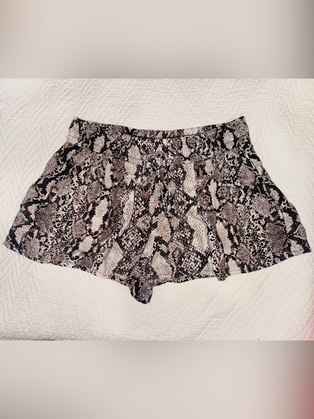 👑 NWOT Size M Express Pink and Black Snake-Print Shorts